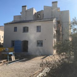 Fachada rehabilitada con corcho proyectado